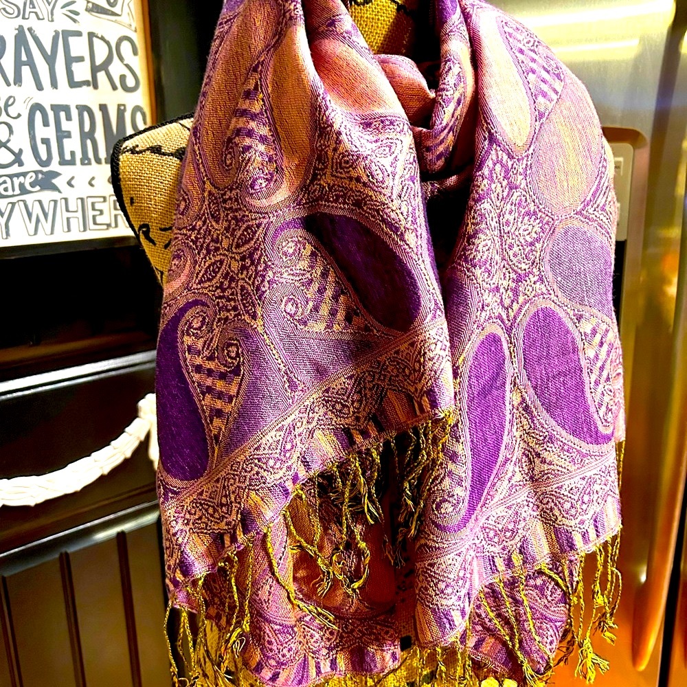 💕 NWOT Pashmina Scarf Wrap 💯 % Pashmina Many shades of Rich Purple